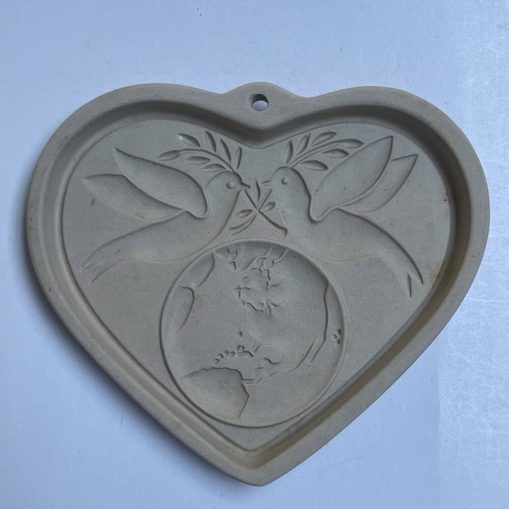 Pampered Chef Peace On Earth Heart 2002 Family Heritage Stoneware Cookie Mold